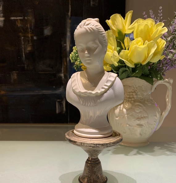 Vintage AVON "18 Century Classic Young Girl Sonnet" Bath Oil Bottle. Please read the description.