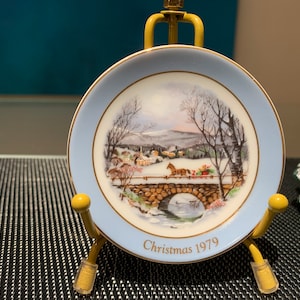 Vintage Avon Christmas Plate Ornament: &quot;Dashing Through the Snow&quot; Porcelain Replica
