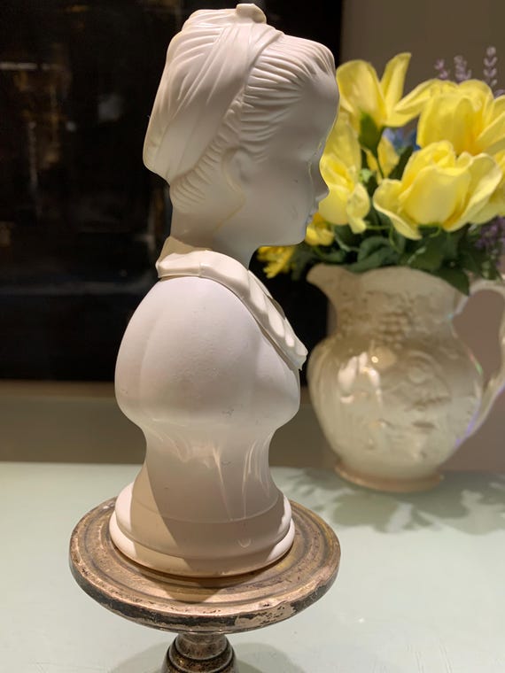 Vintage AVON "18 Century Classic Young Girl Sonnet" Bath Oil Bottle. Please read the description. View 6