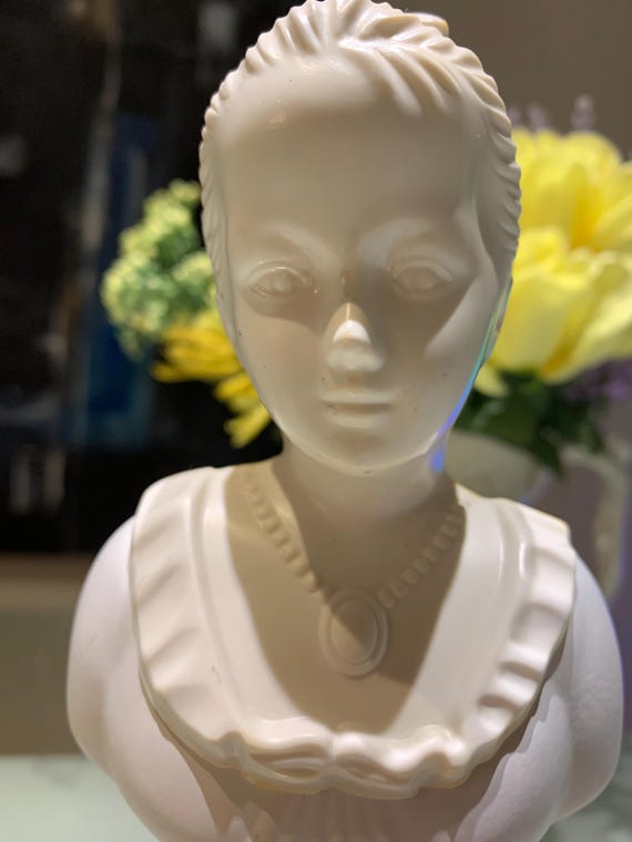 Vintage AVON "18 Century Classic Young Girl Sonnet" Bath Oil Bottle. Please read the description. View 3