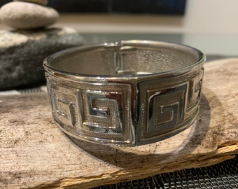 Pulsera vintage con bisagra geométrica en tono plateado