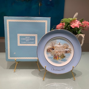 Vintage Avon Annual Christmas Plate Series &quot;Carollers in the Snow&quot; Christmas 1977.