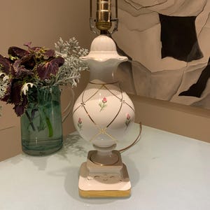 Vintage Ceramic Floral with Gold Accents Table Lamp. Please read the description.