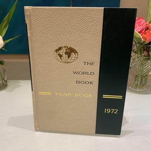 The WORLD BOOK Encyclopedia Year Book 1972, Reviewing the events of 1971
