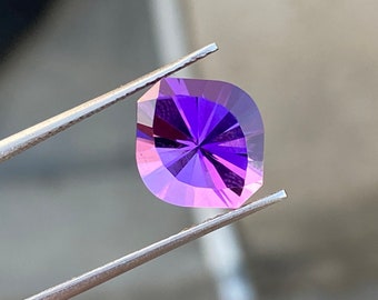 Ausgefallener Amethyst Edelstein: Handgeschliffen, 5.35 Karat, Februar Geburtsstein