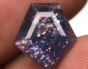 Natürlicher Bloodshot Iolith, 13 mm Pentagon-Schliff, September Geburtsstein, 3.30 Karat