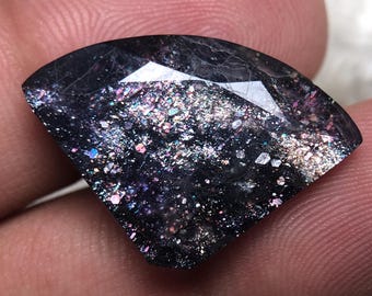 Natürlicher 15.74 Karat Bloodshot Iolith, Freeform Schildschliff, 26 mm September Geburtsstein