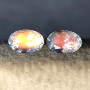 Madagascar regenboog maansteen ovaal paar: 1,25 karaat, 6 mm