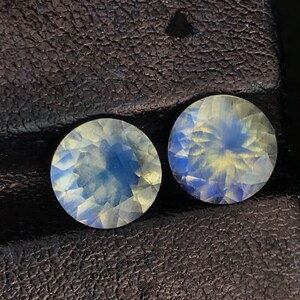 Paar regenboogmaansteen: 8 mm ronde gefacetteerde edelstenen, 3,35 karaat