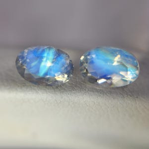 Natuurlijk ovaal paar regenboogmaansteen: blauwvuur-edelstenen, 1,75 karaat
