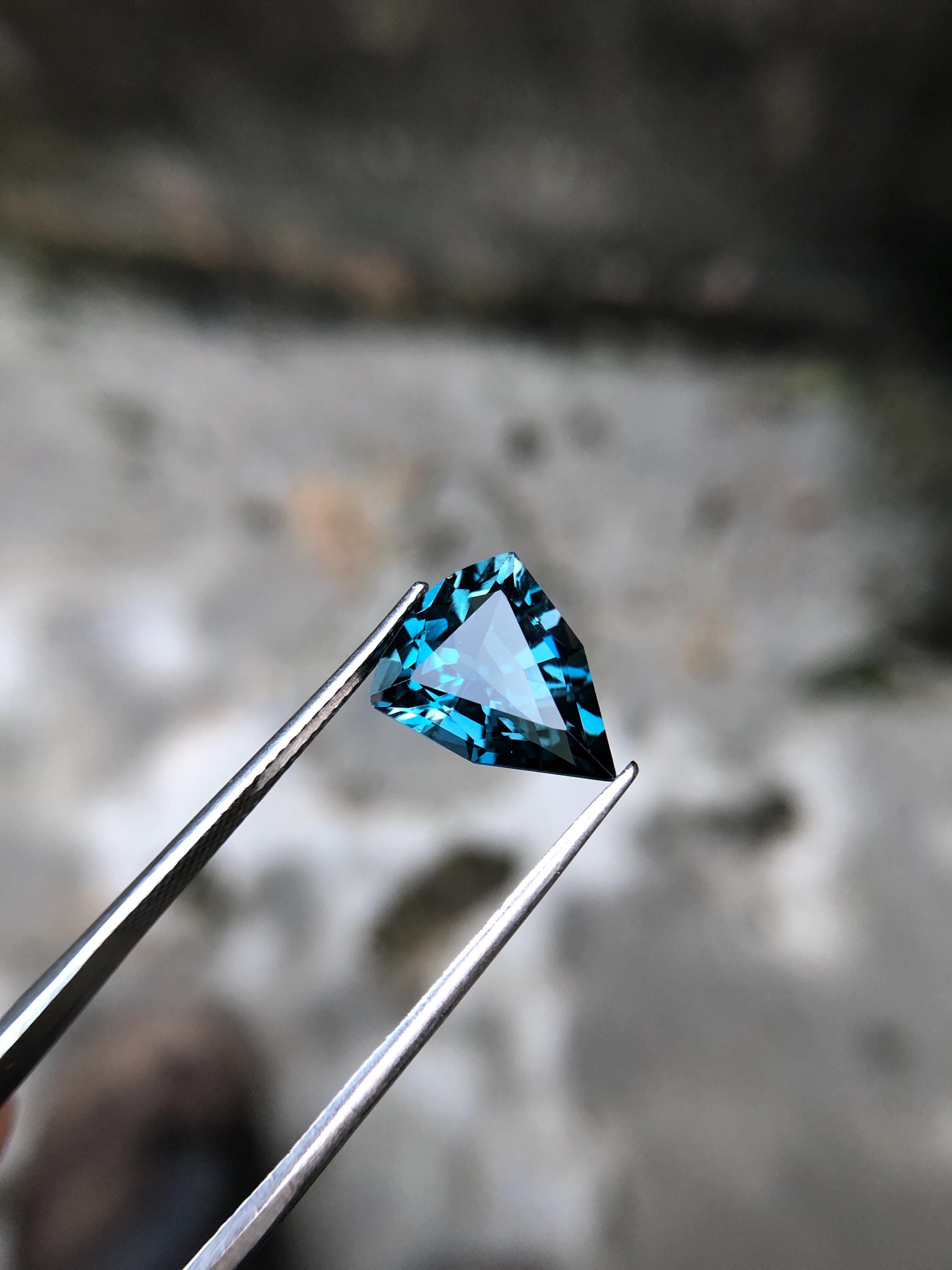 5.50カラットのロンドンブルートパーズ：ファンシーカットの宝石、13.5