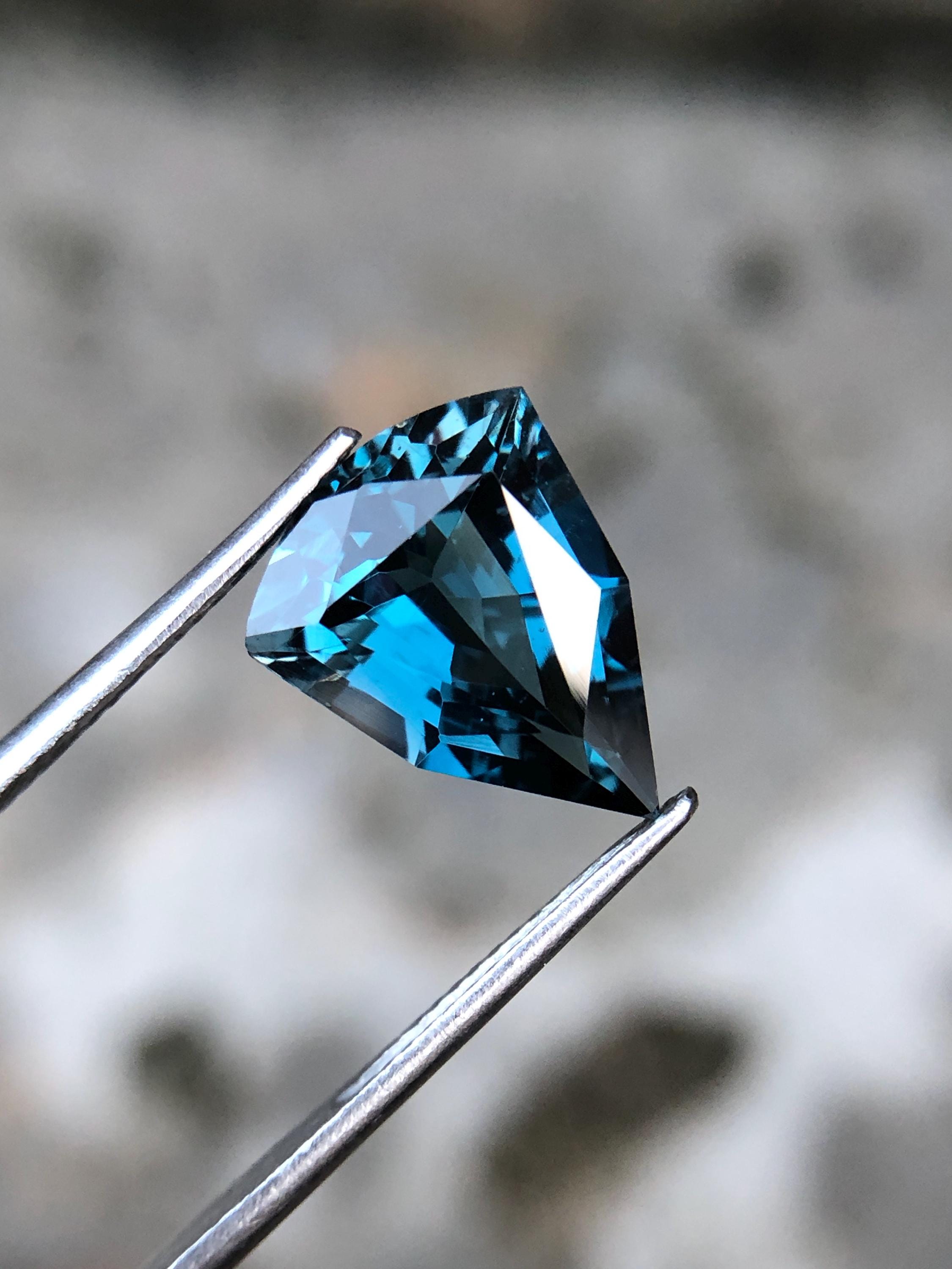 5.50カラットのロンドンブルートパーズ：ファンシーカットの宝石、13.5