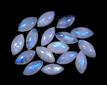 Puede incluir: Una colección de 15 cabujones de piedra lunar de forma ovalada. Las piedras son de color blanco lechoso con un brillo iridiscente azul.