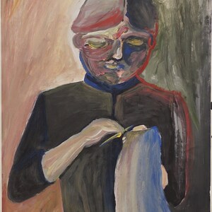 Könnte beinhalten: Abstrakte Malerei einer Person beim Nähen. Die Figur ist mit kräftigen Pinselstrichen und einem geteilten Gesicht dargestellt, wobei eine Seite rot und die andere dunkel ist. Die Person trägt ein dunkles Hemd und hält einen blauen Stoff mit einer Schere.