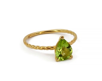 Peridot Ring / 14k Solid Gold Natural Peridot Gemstone Ring / Genuine Peridot / August Birthstone / Promise Ring