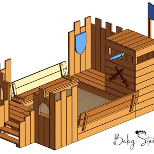 Puede incluir: Una casa de juegos de madera con forma de castillo con un arenero en el centro. El castillo tiene una torre con una bandera azul en la parte superior, un escudo azul en el lateral y una pequeña ventana con un telescopio. Hay dos bancos de madera a cada lado del arenero. La casa de juegos está hecha de madera natural y tiene un aspecto rústico.