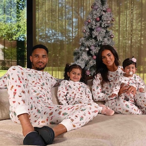 Pyjama pour homme sur le thème de Noël en famille image 2