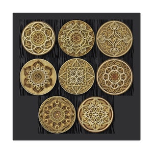 Puede incluir: Ocho posavasos redondos de madera con intrincados diseños cortados con láser en tonos marrones y dorados. Los posavasos presentan patrones geométricos y motivos florales.
