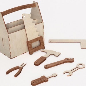 Puede incluir: Una caja de herramientas de juguete de madera con asa y una variedad de herramientas, incluyendo una sierra, un martillo, una llave, un destornillador y unos alicates. Las herramientas están hechas de madera y tienen un acabado natural.