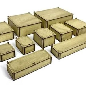 Puede incluir: Una colección de cajas de madera de varios tamaños y formas, incluyendo diseños cuadrados y rectangulares. Las cajas tienen un acabado marrón claro con ribetes marrones más oscuros y pequeños elementos decorativos en las tapas. La disposición sugiere un conjunto de contenedores de almacenamiento o exhibición.