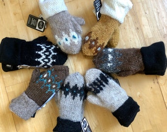 Mitaines en laine islandaise lopi tricotées à la main et dotées d'une doublure en polaire, elles sont douces, chaudes et confortables sur vos mains. Modèle de conceptions de ski de style nordique
