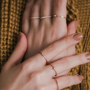 MOSS minimalistische kleine halbe Runde Diamant Solitär Ring | Etsy