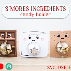 Puede incluir: Tres soportes de caramelos de cartón con forma de ingredientes para s'mores: una barra de chocolate, un malvavisco y una galleta graham. Cada soporte tiene un círculo de plástico transparente en el centro para contener caramelos. Los soportes tienen caras de dibujos animados lindas.