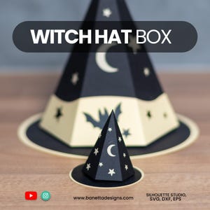 Può includere: Una scatola a forma di cappello da strega nera e color crema con un cappello in miniatura abbinato. Il cappello più grande presenta ritagli a forma di luna crescente e stelle, con una silhouette di pipistrello. Il testo "WITCH HAT BOX" è visualizzato.