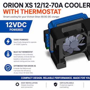 Op de afbeelding: Een blauwe en zwarte koelventilator voor de Orion XS 12/12-70A lader. Het apparaat heeft een ingebouwde thermostaat, 12VDC stroomvoorziening en een compact ontwerp. Tekst bevat ORION XS 12/12-70A COOLER WITH THERMOSTAT en 12VDC POWERED.