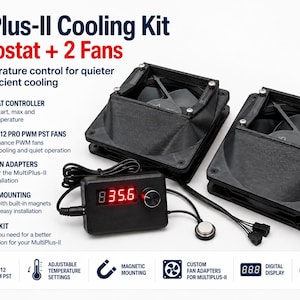 Könnte beinhalten: MultiPlus-II Kühlset Thermostat + 2 Lüfter bestehend aus zwei schwarzen quadratischen Lüftern mit speziellen Adaptern, einem schwarzen Thermostatregler mit roter Digitalanzeige 35.6, einem Drehknopf und einem magnetischen Sensor.