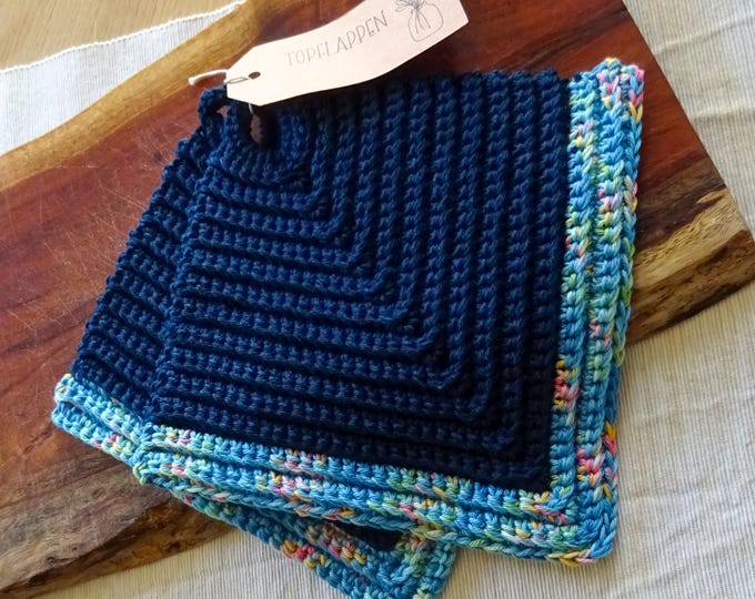 Mittelgroße Topflappen mit multicolor Rand, Untersetzer gehäkelt, Rippenmuster | Geschenkidee Umzug, Erste Wohnung, Weihnachten - 2er Set