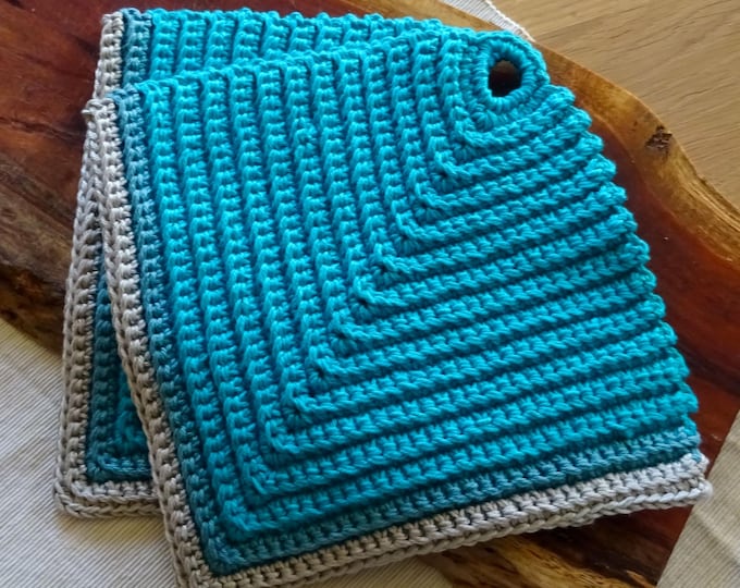 Gehäkelte Topflappen mit mehrfarbigem Rand – Struktur-Design – Praktisches Geschenk zu Umzug, Weihnachten, Erste Wohnung - 2er Set