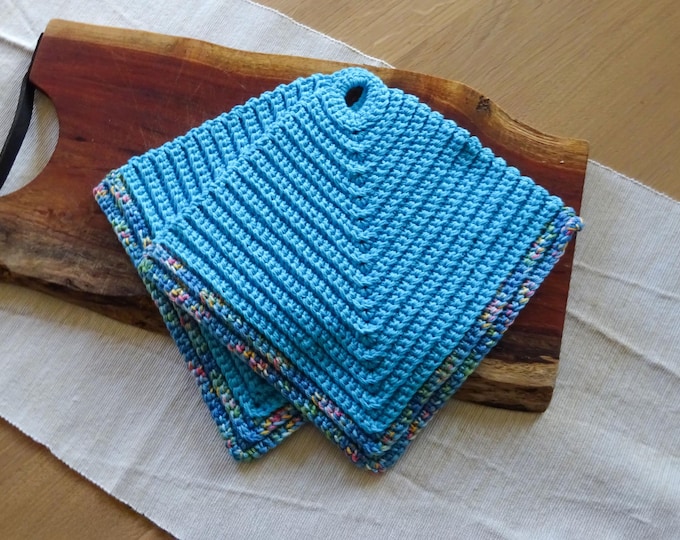 Topflappen mit multicolor Rand, Untersetzer gehäkelt im Rippenmuster | Geschenkidee zum Umzug, Erste Wohnung, Weihnachten - 2er Set