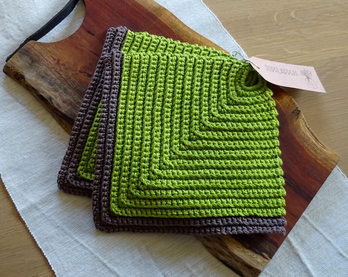 Farbenfrohe grüne Topflappen, Untersetzer gehäkelt im Rippenmuster | Geschenkidee zum Umzug, Erste Wohnung, Weihnachten - 2er Set