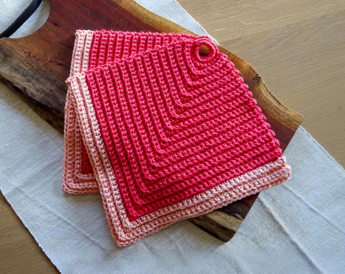 Rosa Untersetzer im Rippenmuster, gehäkelte Topflappen | Geschenkidee zum Umzug, Erste Wohnung, Weihnachten - 2er Set