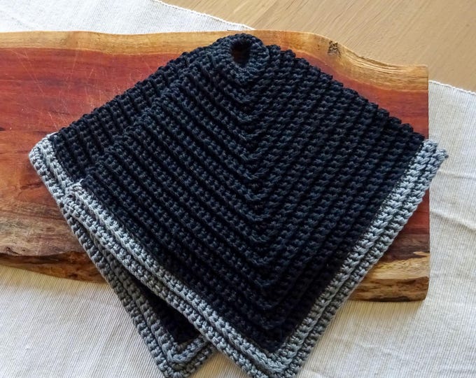 Moderne Topflappen gehäkelt im Rippenmuster, schwarz | Geschenkidee zum Umzug, Erste Wohnung, Weihnachten - 2er Set