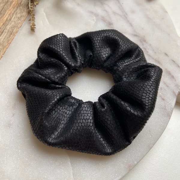 Schwarze Scrunchies aus veganem Leder