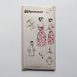 Könnte beinhalten: Vintage Schnittmuster mit der Bezeichnung "Woman" mit Illustrationen eines Kleides und einer Jacke. Das Muster zeigt ein rotes Blumenkleid-Design mit passender Jacke und Kapuze. Das Muster hat die Größe 34.