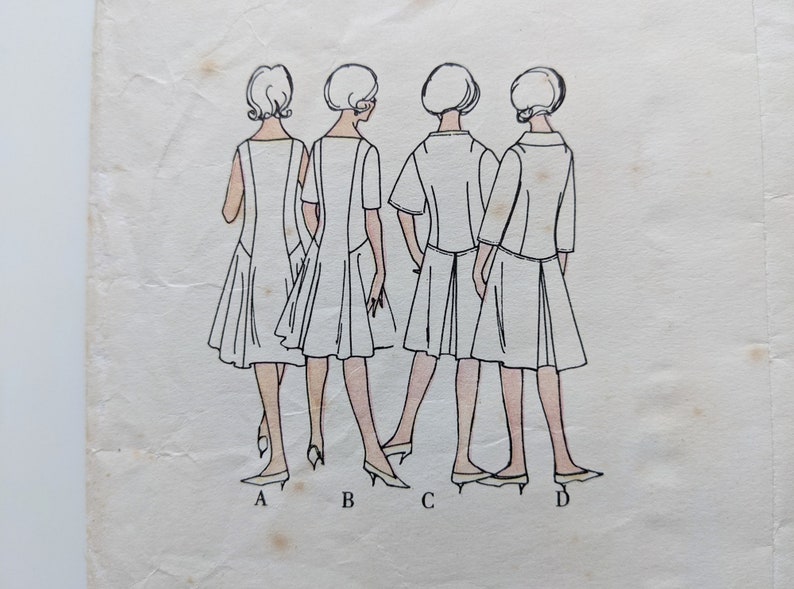 Puede incluir: Ilustraci&oacute;n de cuatro mujeres con vestidos blancos, cada uno con un dise&ntilde;o diferente. Los vestidos tienen diferentes largos de manga y estilos de falda, con una est&eacute;tica sencilla y elegante. Es una ilustraci&oacute;n de moda vintage.