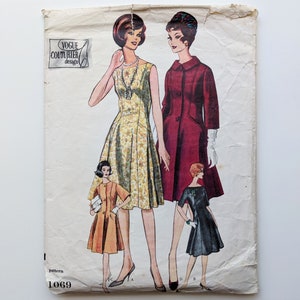 Puede incluir: Patr&oacute;n de costura vintage de dise&ntilde;o Vogue Couturier con ilustraciones de vestidos y abrigos de mujer. El patr&oacute;n incluye un vestido con estampado floral, un abrigo rojo y otros dos dise&ntilde;os de vestidos. El n&uacute;mero de patr&oacute;n es 1069.