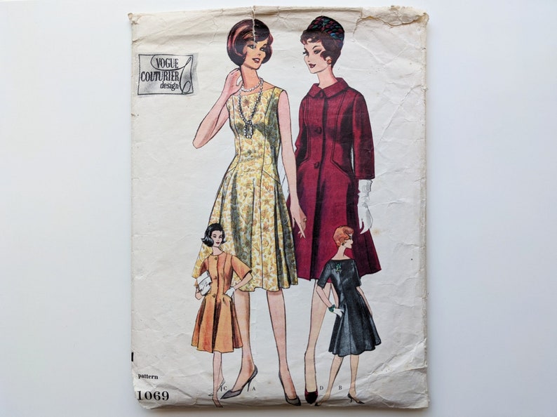 Puede incluir: Patr&oacute;n de costura vintage de dise&ntilde;o Vogue Couturier con ilustraciones de vestidos y abrigos de mujer. El patr&oacute;n incluye un vestido con estampado floral, un abrigo rojo y otros dos dise&ntilde;os de vestidos. El n&uacute;mero de patr&oacute;n es 1069.