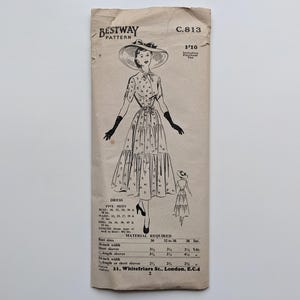 Könnte beinhalten: Vintage Bestway Schnittmuster C.813 für ein Kleid. Die Illustration zeigt eine Frau in einem Kleid mit breitem Hut und Handschuhen. Das Kleid hat einen Stufenrock und ein eng anliegendes Oberteil. Das Schnittmuster enthält Maße und Materialangaben.