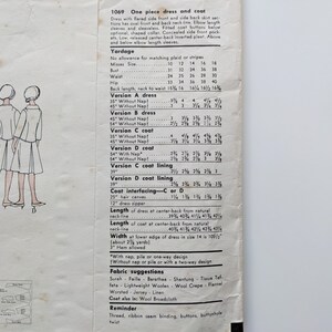 Puede incluir: Patr&oacute;n de costura vintage para un vestido y abrigo de una pieza, con faldas acampanadas y mangas de codo. Incluye metraje y sugerencias de tejido. Tallas de pecho 46-97 cm.