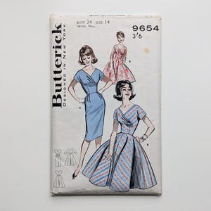 Può includere: Modello di cucito Butterick vintage con illustrazioni di abiti da donna. La copertina mostra tre modelli di abiti, tra cui un abito a tubino blu e un abito a trapezio a righe. Il modello è contrassegnato "Designed in New York."
