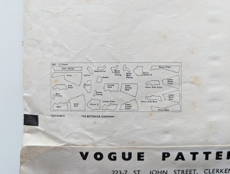 Puede incluir: Patr&oacute;n de costura vintage con varias piezas de patr&oacute;n etiquetadas con t&eacute;rminos como 'Front Facing', 'Collar' y 'Dress Back'. El patr&oacute;n es de The Butterick Company e incluye la palabra 'Copyright'. El logotipo de Vogue Pattern es visible.
