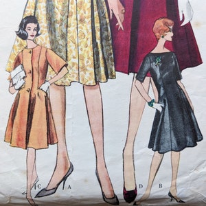 Puede incluir: Ilustraci&oacute;n de moda vintage con tres mujeres con vestidos. Los vestidos son de varios estilos y colores, incluyendo naranja, floral amarillo y negro. La ilustraci&oacute;n es de un patr&oacute;n de costura, mostrando dise&ntilde;os cl&aacute;sicos de mediados de siglo.