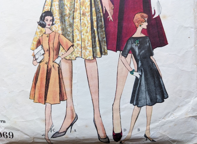 Puede incluir: Ilustraci&oacute;n de moda vintage con tres mujeres con vestidos. Los vestidos son de varios estilos y colores, incluyendo naranja, floral amarillo y negro. La ilustraci&oacute;n es de un patr&oacute;n de costura, mostrando dise&ntilde;os cl&aacute;sicos de mediados de siglo.