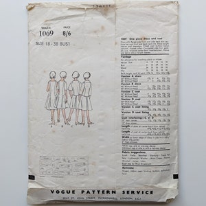 Puede incluir: Patr&oacute;n de costura Vogue vintage 1069, con ilustraciones de un vestido y abrigo de una pieza. El patr&oacute;n incluye informaci&oacute;n de tallas para un contorno de busto de 46-97 cm. El papel est&aacute; envejecido con texto e ilustraciones.