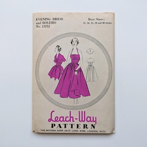 Könnte beinhalten: Vintage Schnittmuster "Abendkleid und Bolero" von Leach-Way. Das Cover zeigt Illustrationen eines magenta Abendkleides und Boleros, mit Brustgrößen von 81 bis 102 cm. Die Adresse des Schnittmustergeschäfts ist aufgedruckt.