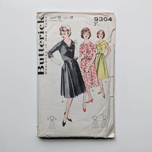 以下が含まれることがあります： ヴィンテージButterickの裁縫パターン、サイズ18、3つのドレスのイラストが特徴です。表紙には、ウエストにベルトが付いた黒いドレスを着た女性、赤い花柄のドレスを着た女性、黄色のドレスを着た女性が描かれています。